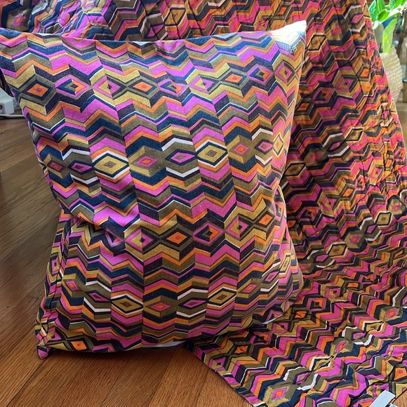 Erica Tanov Queen Quilt & 2 King Pillow Cases & 2 Throw Pillows Echoed Zig Zag - Picture 10 of 12